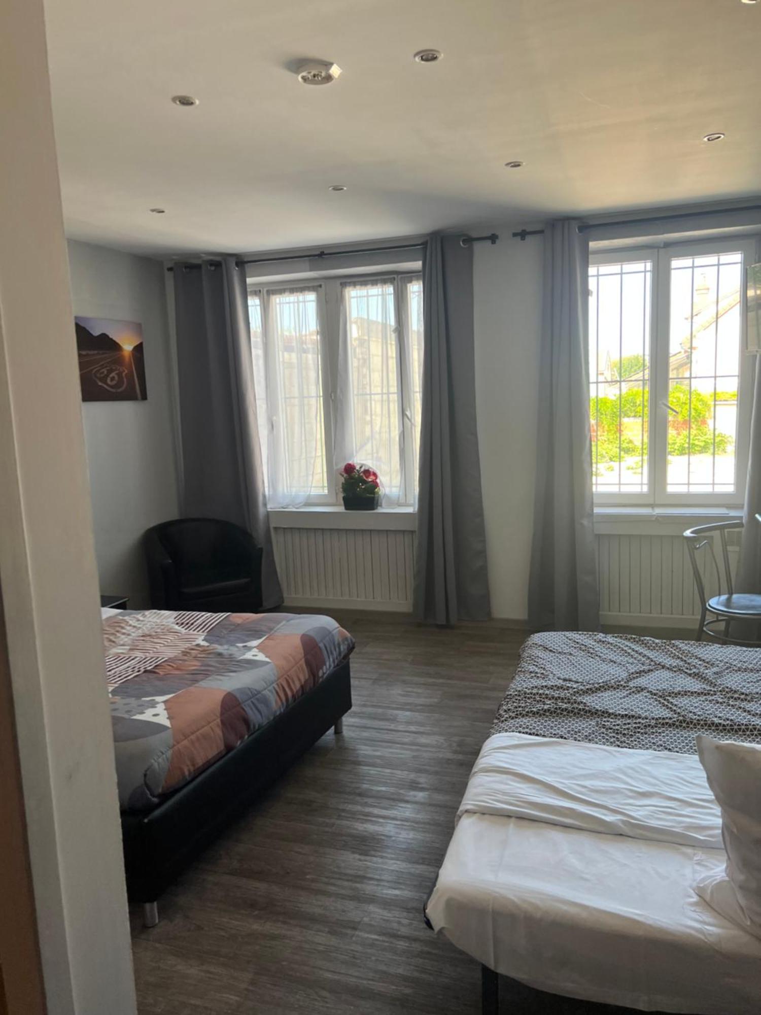 אוקזר Hotel Des 2 Gares מראה חיצוני תמונה