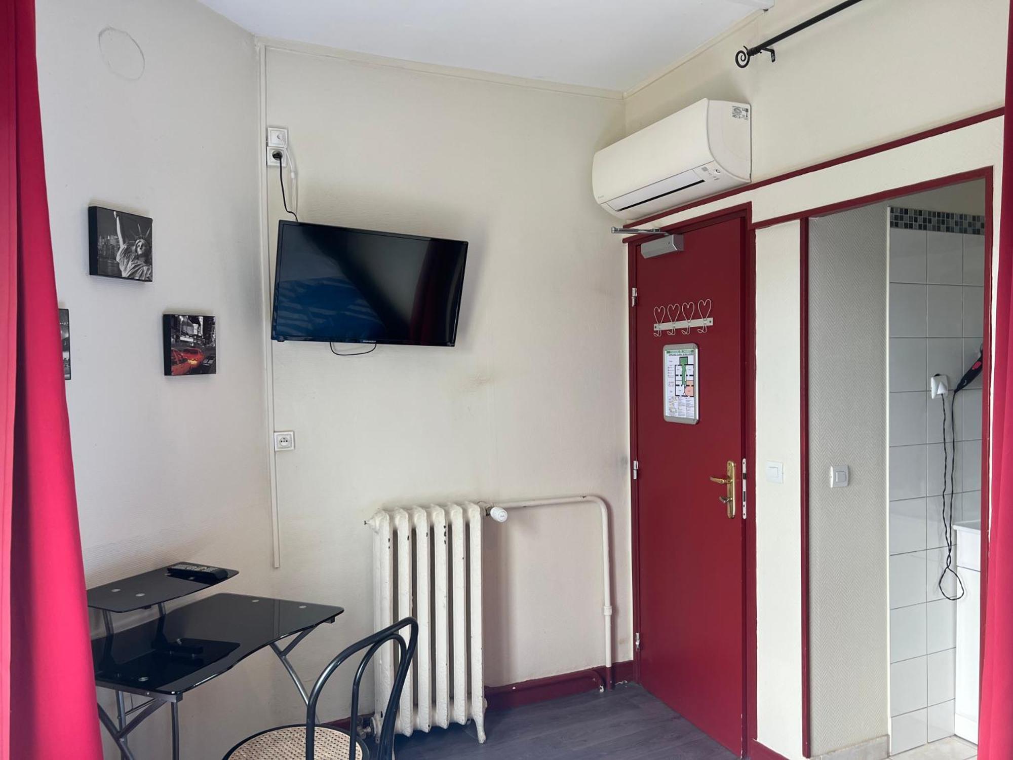 אוקזר Hotel Des 2 Gares מראה חיצוני תמונה