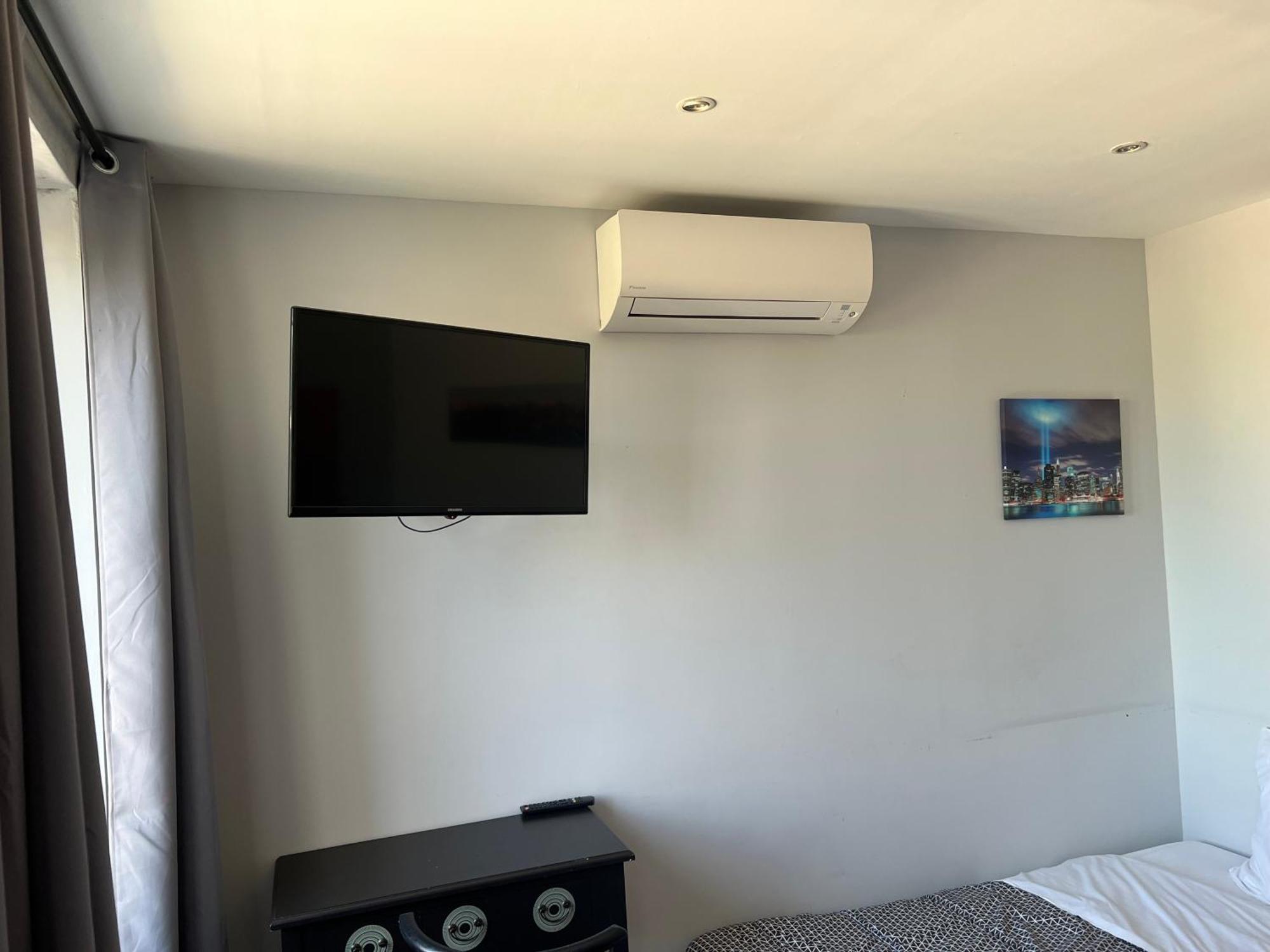 אוקזר Hotel Des 2 Gares מראה חיצוני תמונה