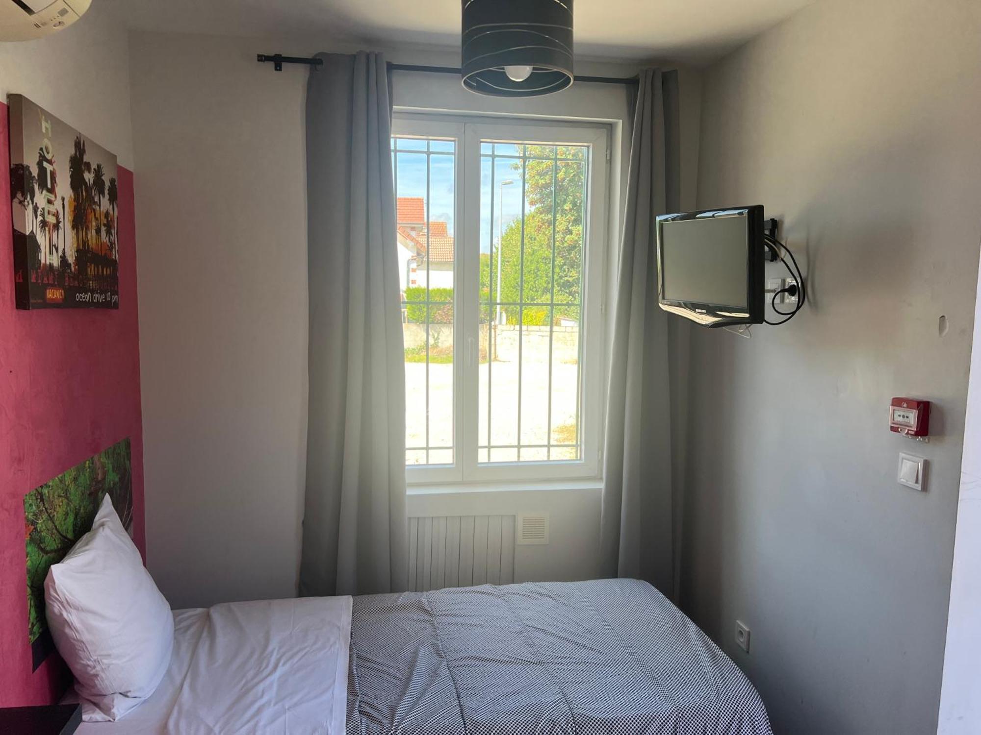 אוקזר Hotel Des 2 Gares מראה חיצוני תמונה