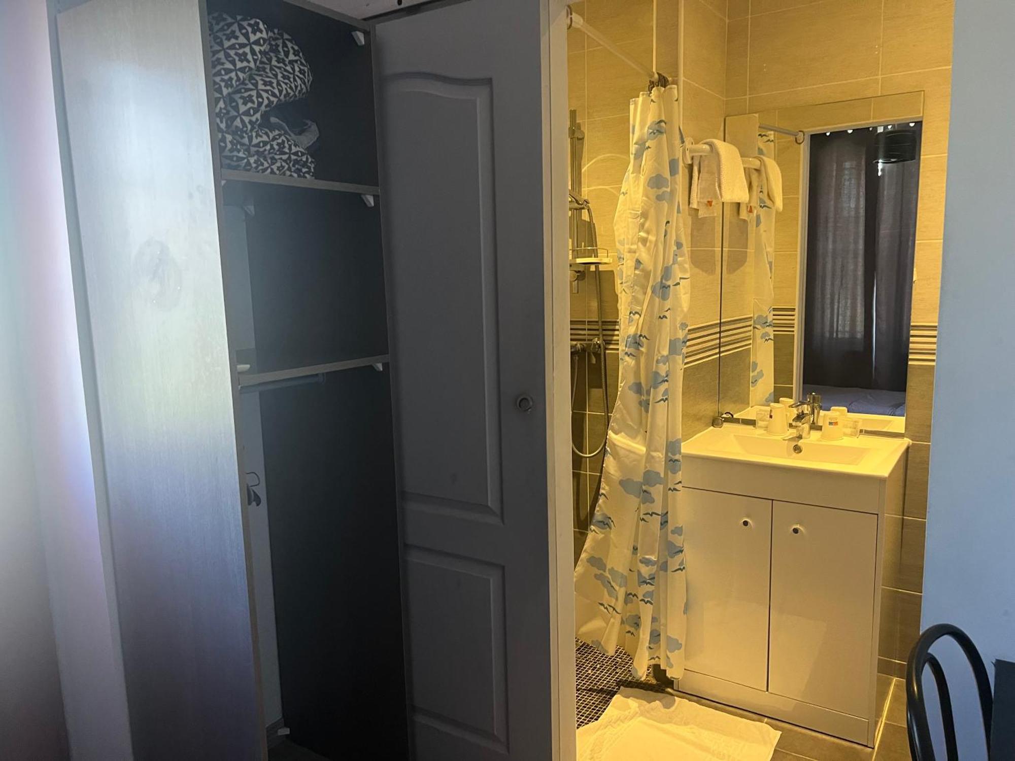 אוקזר Hotel Des 2 Gares מראה חיצוני תמונה